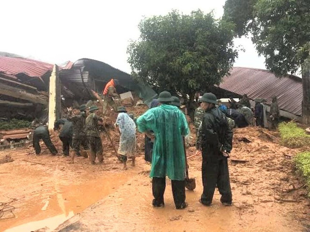 Hiện trường kinh hoàng vụ sạt lở đất khiến 22 cán bộ, chiến sĩ sư đoàn 337 mất tích - Hình 3 Hien truong kinh hoang vu sat lo dat khien 22 can bo, chien si su doan 337 mat tich-Hinh-3