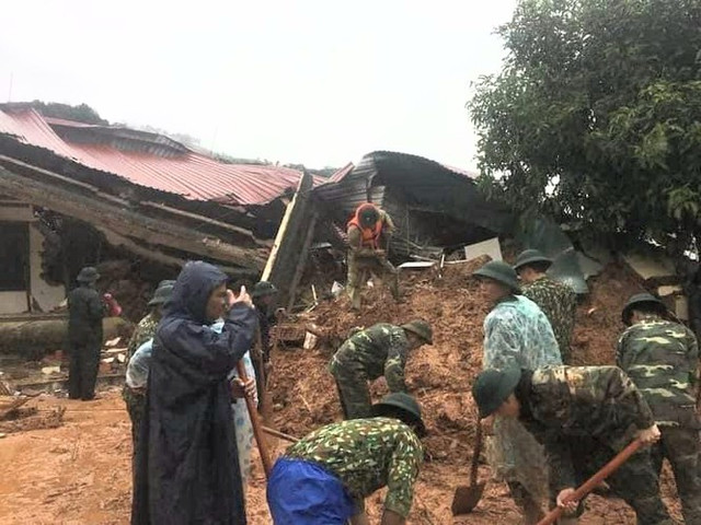 Hiện trường kinh hoàng vụ sạt lở đất khiến 22 cán bộ, chiến sĩ sư đoàn 337 mất tích - Hình 4 Hien truong kinh hoang vu sat lo dat khien 22 can bo, chien si su doan 337 mat tich-Hinh-4