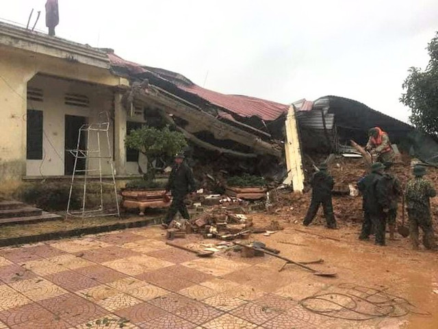 Hiện trường kinh hoàng vụ sạt lở đất khiến 22 cán bộ, chiến sĩ sư đoàn 337 mất tích - Hình 5 Hien truong kinh hoang vu sat lo dat khien 22 can bo, chien si su doan 337 mat tich-Hinh-5