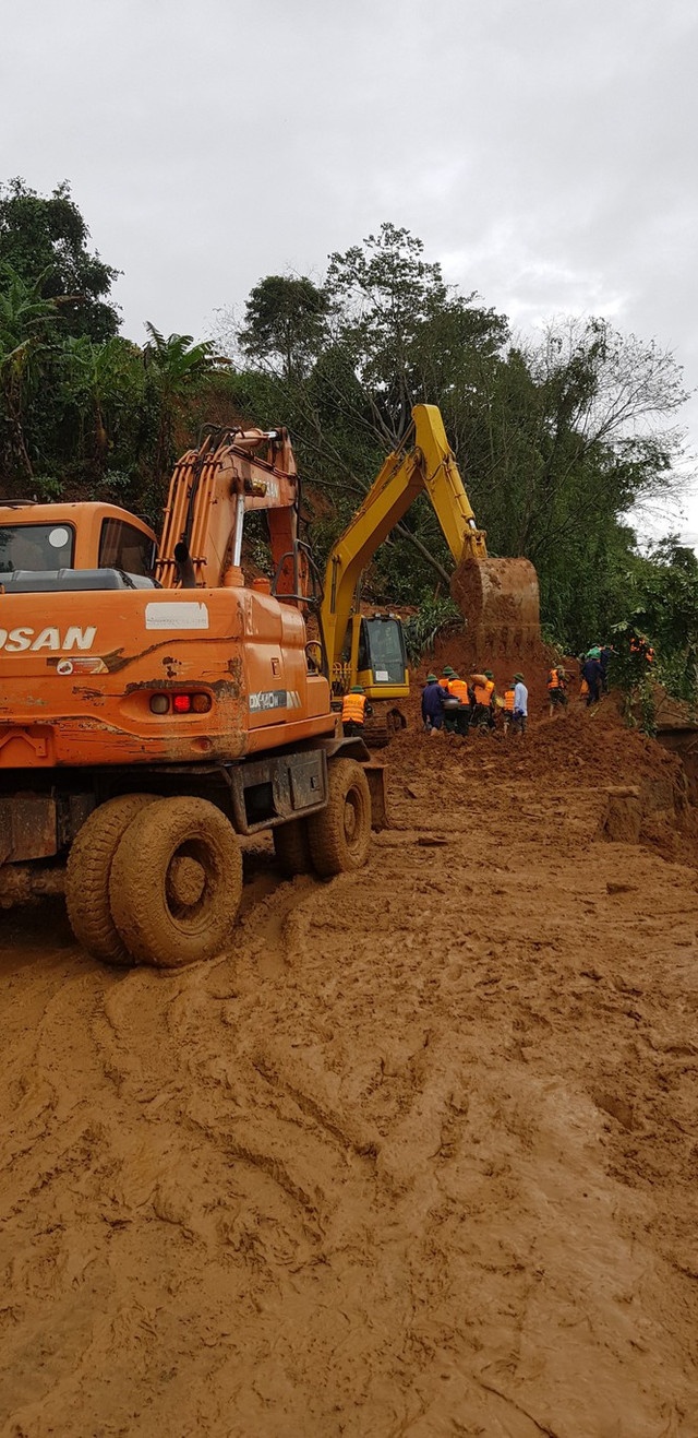 Hiện trường kinh hoàng vụ sạt lở đất khiến 22 cán bộ, chiến sĩ sư đoàn 337 mất tích - Hình 6 Hien truong kinh hoang vu sat lo dat khien 22 can bo, chien si su doan 337 mat tich-Hinh-6