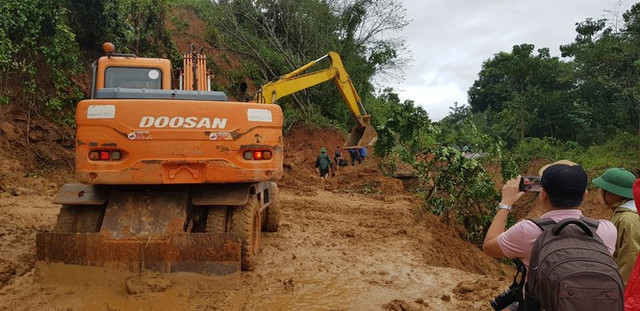 Hiện trường kinh hoàng vụ sạt lở đất khiến 22 cán bộ, chiến sĩ sư đoàn 337 mất tích - Hình 8 Hien truong kinh hoang vu sat lo dat khien 22 can bo, chien si su doan 337 mat tich-Hinh-8