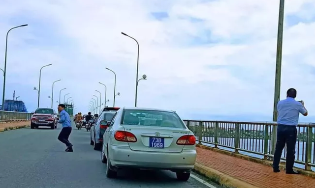 Thứ trưởng Nguyễn Đình Toàn lên tiếng về đoàn xe biển xanh dừng trên cầu Nhật Lệ Thu truong Nguyen Dinh Toan len tieng ve doan xe bien xanh dung tren cau Nhat Le