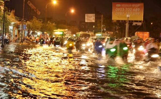 Đến tận khuya 15/8, dù cơn mưa đã chấm dứt nhưng hàng loạt tuyến đường trên khắp địa bàn TP HCM thuộc các quận 6, 11, 2, Thủ Đức, Bình Tân... vẫn còn chìm trong biển nước, giao thông tê liệt.