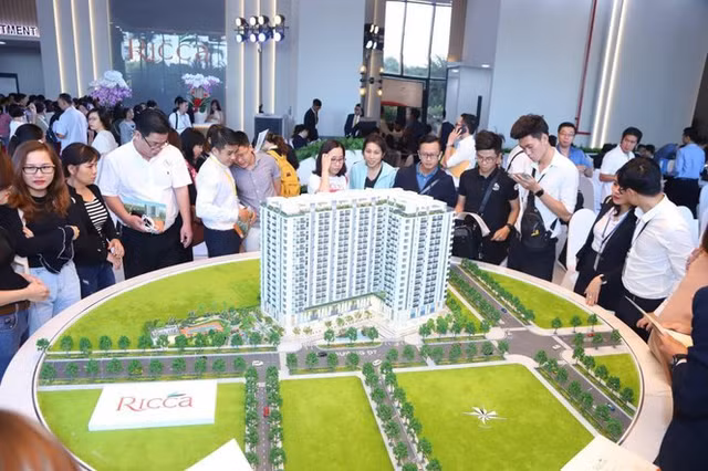 Thi truong am dam, can ho o TPHCM van chao ban gia 'tren troi'-Hinh-2