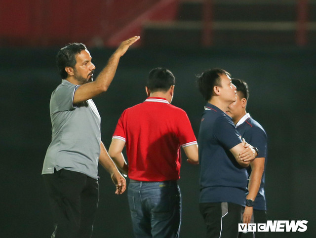HLV Park Hang seo quyết đuổi thẳng cổ phóng viên Indonesia khỏi sân tập - Hình 6 HLV Park Hang seo quyet duoi thang co phong vien Indonesia khoi san tap-Hinh-6