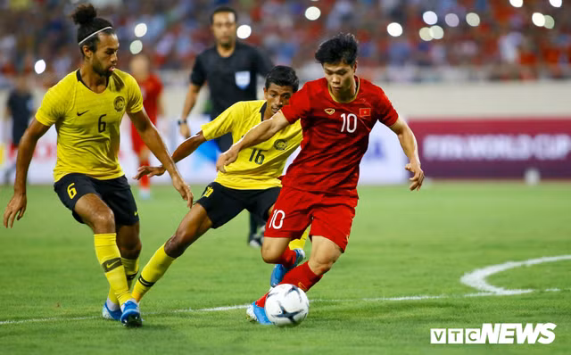 Que Ngoc Hai phat duong chuyen tuyet hao, Quang Hai ghi ban mang chien thang ve cho Viet Nam truoc Malaysia