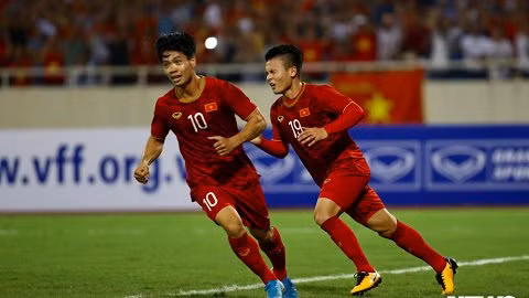 Que Ngoc Hai phat duong chuyen tuyet hao, Quang Hai ghi ban mang chien thang ve cho Viet Nam truoc Malaysia-Hinh-2