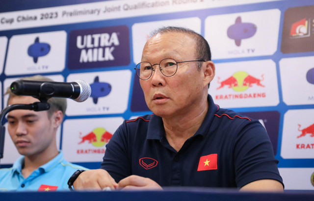 HLV Park Hang seo quyết đuổi thẳng cổ phóng viên Indonesia khỏi sân tập - Hình 8 HLV Park Hang seo quyet duoi thang co phong vien Indonesia khoi san tap-Hinh-8