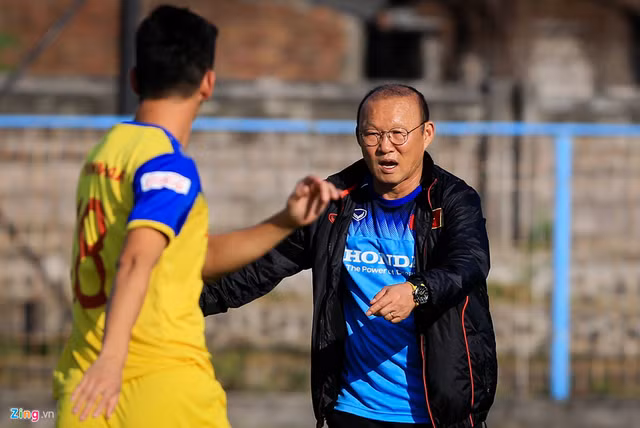 Xem tuyen Viet Nam tap luyen truoc tran doi dau Indonesia