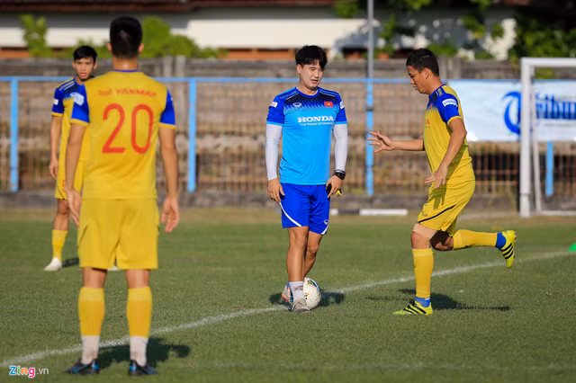 Xem tuyen Viet Nam tap luyen truoc tran doi dau Indonesia-Hinh-4