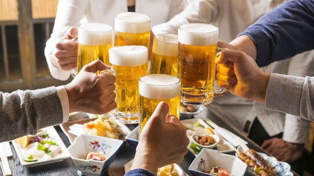Từ 1/1/2020, chỉ người đi bộ mới được uống rượu bia trước khi ra đường Tu 1/1/2020, chi nguoi di bo moi duoc uong ruou bia truoc khi ra duong