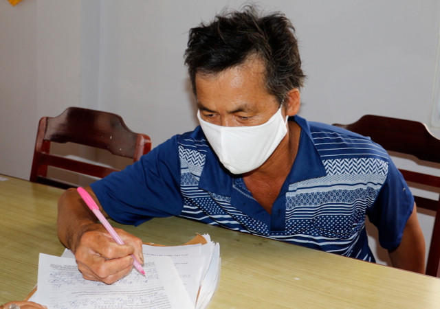 Người đàn ông đấm vào mặt cảnh sát sau khi bị nhắc đeo khẩu trang Nguoi dan ong dam vao mat canh sat sau khi bi nhac deo khau trang