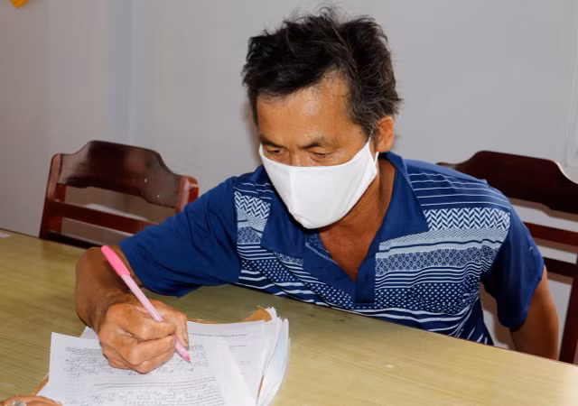 Nguoi dan ong dam vao mat canh sat sau khi bi nhac deo khau trang