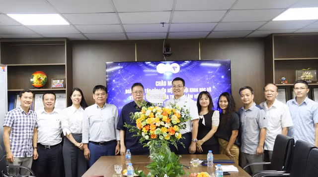 Đoàn công tác tặng hoa chúc mừng Viện Khoa học và Đổi mới Sáng tạo nhân Ngày Doanh nhân Việt Nam