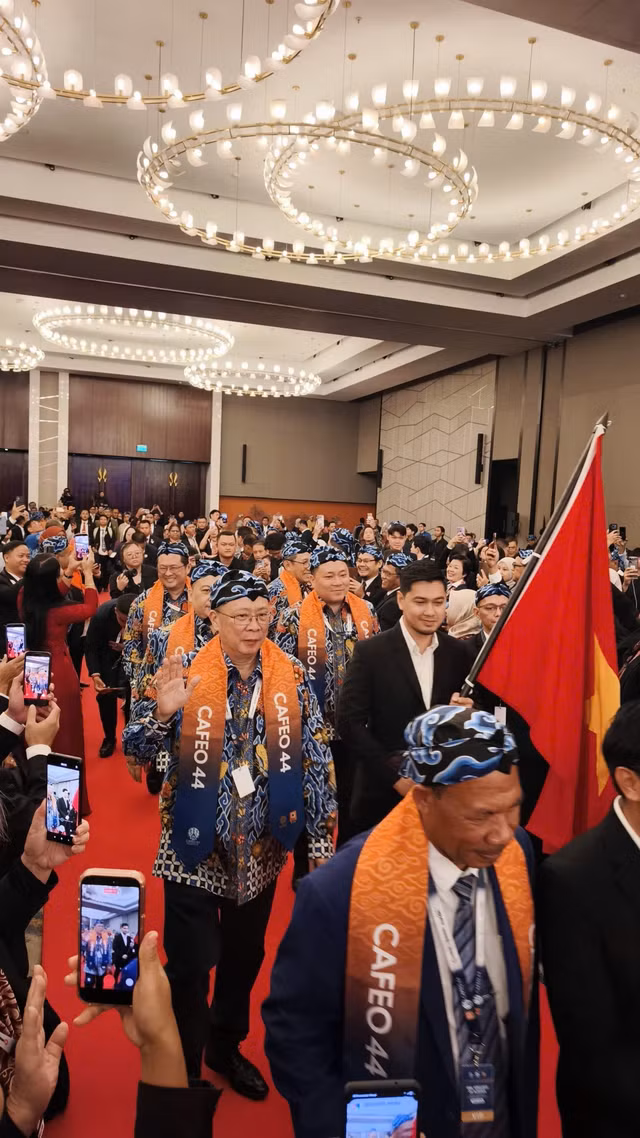 Chủ tịch VUSTA Châu Văn Minh thực hiện Nghi lễ Rước cờ ASEAN tại Hội nghị