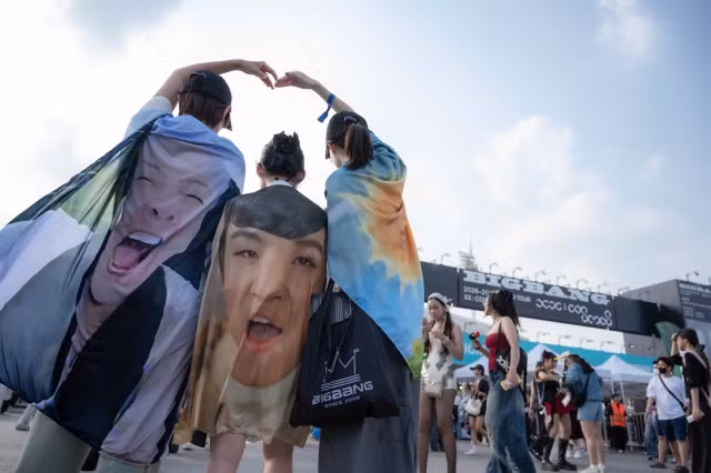 Concert BigBang tại Hà Nội còn thu hút nhiều khán giả quốc tế. Chia sẻ với Tri Thức - Znews, nhóm fan người Trung Quốc cho biết họ có những trải nghiệm tích cực khi đến Việt Nam, đặc biệt ấn tượng với sự thân thiện, nhiệt tình của người dân Hà Nội. Bên cạnh đó, sự đầu tư về hình ảnh của khán giả Việt cũng khiến họ bất ngờ. Theo họ, sự hào hứng và chỉn chu của khán giả Việt góp phần tạo nên bầu không khí sôi động cho sự kiện.