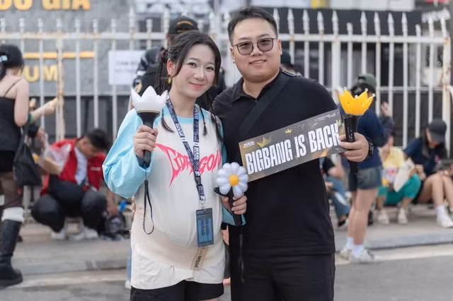 Thùy Linh (26 tuổi) gây chú ý khi đến tham dự concert BigBang dù đang mang thai ở tuần thứ 34. “Tôi nghĩ sau chương trình này, chưa chắc các thành viên còn có cơ hội đứng chung sân khấu. Nếu chờ đến dịp kỷ niệm tiếp theo thì có thể phải mất thêm 5-10 năm nữa, cũng không biết các anh có còn tổ chức concert hay không. Vì vậy, tôi cố gắng sắp xếp để tham dự. Ban đầu, gia đình và ông xã cũng có phần lo lắng. Tuy nhiên, tôi đã tham khảo ý kiến bác sĩ, chuẩn bị đầy đủ giấy tờ xác nhận sức khỏe và lựa chọn hạng ghế Diamond để đảm bảo an toàn. May mắn là chồng rất ủng hộ và còn đi cùng tôi”, Thùy Linh chia sẻ.