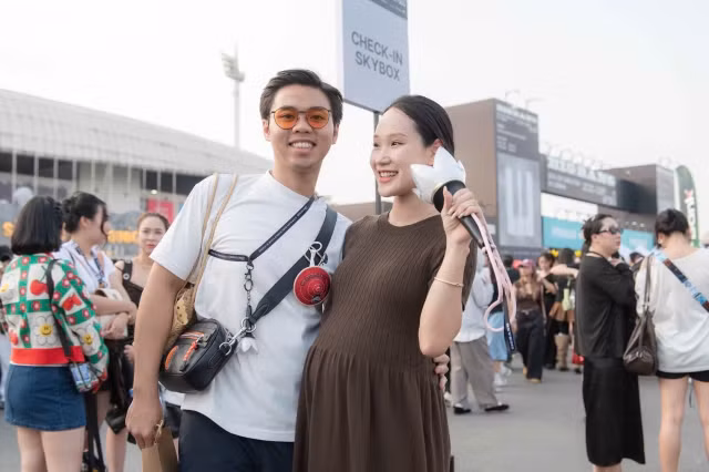 Tương tự, anh Hoàng Thịnh (31 tuổi) cùng vợ đang mang thai 36 tuần cũng có mặt tại concert. Cả hai đều là người hâm mộ BigBang từ lâu, song chuyến đi lần này gặp không ít trở ngại khi vợ anh chỉ còn khoảng 4 tuần nữa là đến ngày sinh. “Ban đầu, tôi không đồng ý cho vợ đi vì lo lắng cho sức khỏe của hai mẹ con. Gia đình cũng phản đối vì concert tập trung đông người. Tuy nhiên, khi biết có hạng vé Skybox với không gian riêng, tôi bắt đầu cân nhắc. Sáng nay, hai vợ chồng đi siêu âm, được bác sĩ xác nhận sức khỏe ổn định, có thể tham gia nên chúng tôi quyết định đến đây. Hai vợ chồng xuất phát từ Hải Dương (cũ) lúc 7h sáng, sau khi khám xong thì đến thẳng địa điểm tổ chức”, anh Thịnh chia sẻ.