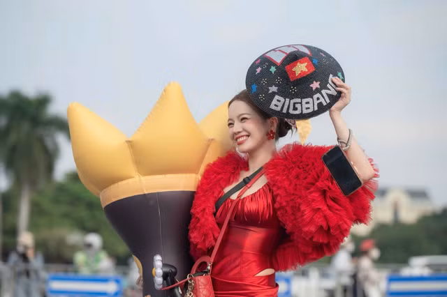 Không riêng CAT 3, các hạng vé có vị trí đẹp cũng bị đẩy giá. Vé Premium Seating, có giá gốc 7,5 triệu đồng, được rao bán lại với mức 12 triệu đồng, chênh 4,5 triệu đồng. Dù vậy, đây mới là giá chào bán từ những người sang nhượng, chưa phản ánh mức giao dịch thực tế. Tình trạng vé bị đẩy giá kéo dài đến sát giờ diễn cho thấy nhu cầu lớn đối với màn tái ngộ của BigBang tại Việt Nam.