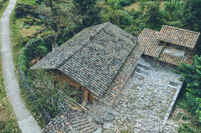 Mái ngói âm dương cũ kỹ và khoảng sân lát đá lưu giữ dấu ấn thời gian ở Sảo Há. Ảnh: V. Mừng