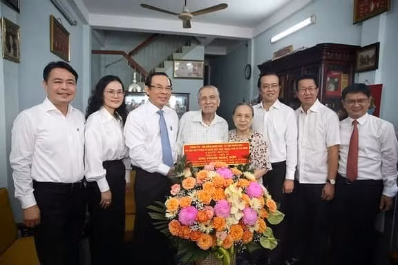 Bí thư Thành ủy TP.HCM Nguyễn Văn Nên cùng đoàn lãnh đạo thành phố đến thăm gia đình GS.TS Chu Phạm Ngọc Sơn nhân Ngày nhà giáo Việt Nam 20/11/2023