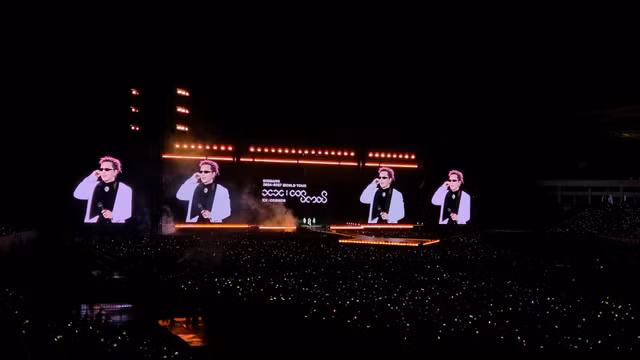 Sân Mỹ Đình bùng nổ khi các thành viên gồm G-Dragon, Taeyang và Daesung bước ra sân khấu.
