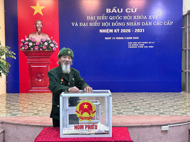 Vương Khắc Tăng đi bỏ phiếu (Ảnh: Thu Giang) cu-tang.jpg