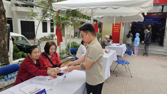 Chia sẻ cảm nghĩ về ngày hội non sông, bà Tình cho biết, thực sự vui mừng, phấn khởi, tin tưởng vào sự lãnh đạo của Đảng và thành công của cuộc bầu cử. (Ảnh: Nguyễn Vân) van.jpg