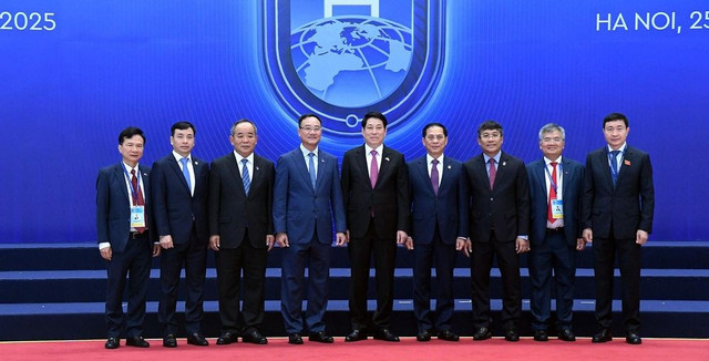 Chủ tịch nước Lương Cường, Phó Thủ tướng Bùi Thanh Sơn và đoàn đại biểu Việt Nam dự Lễ mở ký Công ước Hà Nội. Ảnh VGP/Hải Minh le-ky-8.jpg