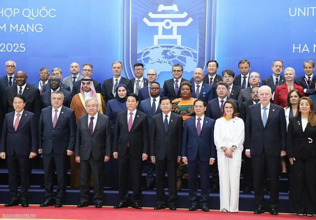 Chủ tịch nước Lương Cường, Phó Thủ tướng Chính phủ Bùi Thanh Sơn chụp ảnh chung với các Trưởng đoàn dự Lễ mở ký. le-ky-5.jpg