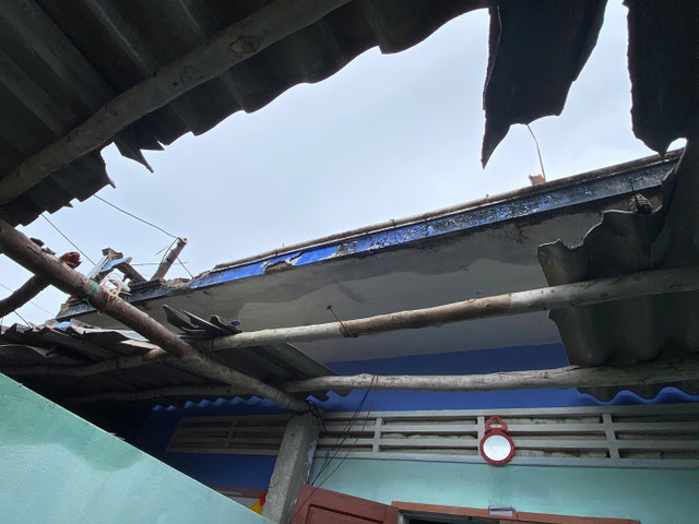 Sét đánh hư hỏng mái hiên trước nhà người dân, xuyên thủng một lỗ lớn. set.jpg