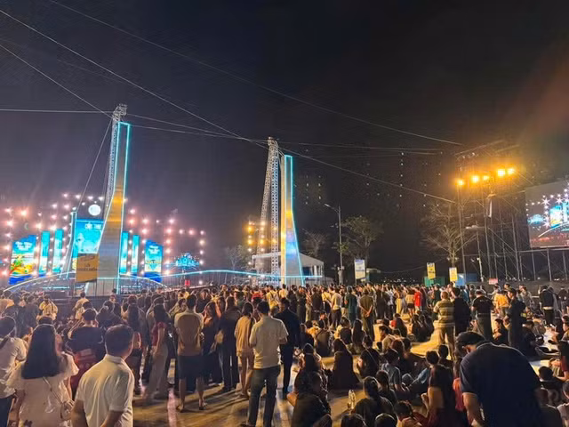 pho-di-bo-nguyen-hue.jpg