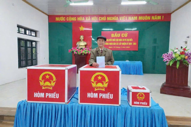 Cụ Đàm Văn Lâm, thôn Cam Giá, xã Vĩnh Phú - cử tri tròn 100 tuổi đi bỏ phiếu. Ảnh: Công an tỉnh Phú Thọ 100-tuoi.jpg