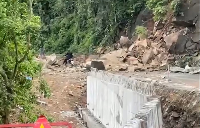 Vị trí bị sạt lở. Ảnh: Cắt từ clip sat-lo.png