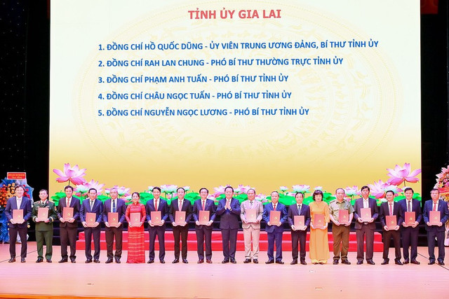 Trao Quyết định của Bộ Chính trị về thành lập Đảng bộ tỉnh Gia Lai mới và Quyết định của Bộ Chính trị về việc chỉ định Ban Chấp hành, Ban Thường vụ, Bí thư, Phó Bí thư Tỉnh ủy Gia Lai nhiệm kỳ 2020-2025. Ảnh: Đức Thụy sap-xep-gia-lai-2.jpg