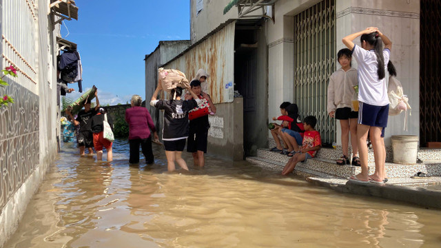 Hàng trăm người dân đã được di dời khỏi khu vực nguy hiểm. ham-thang-9.jpg