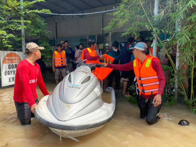 Cảnh sát giao thông đường thủy huy động ca nô, mô tô nước và phương tiện của các đơn vị du lịch để phối hợp cứu hộ. ham-thang-5.jpg
