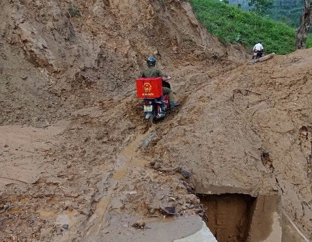Các Tổ bầu cử thuộc Ban bầu cử xã triển khai các phương án đảm bảo thực hiện quyền bầu cử của nhóm các hộ dân trong vùng mưa lũ, sạt lở. tra-bong-4695.jpg