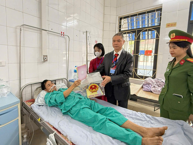 Các cán bộ, chiến sĩ Công an tỉnh Lào Cai mang hòm phiếu lưu động đến tận giường bệnh để người dân thực hiện quyền công dân... lao-cai.jpg