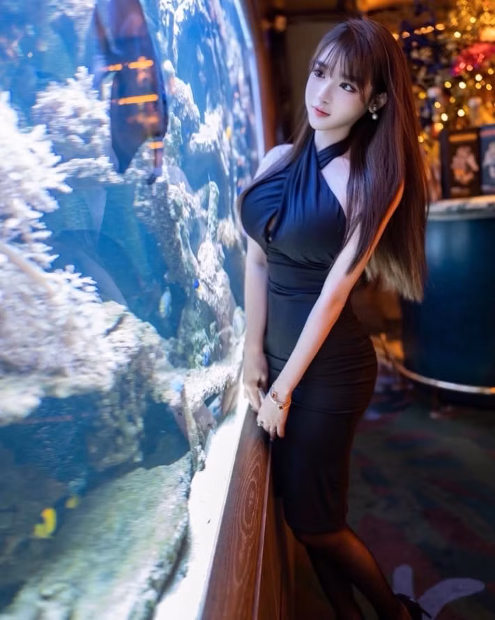 Mới đây, hình ảnh hot girl gợi cảm đi chơi thuỷ cung đã khiến nhiều ngươi "chao đảo" vì quá xinh đẹp.