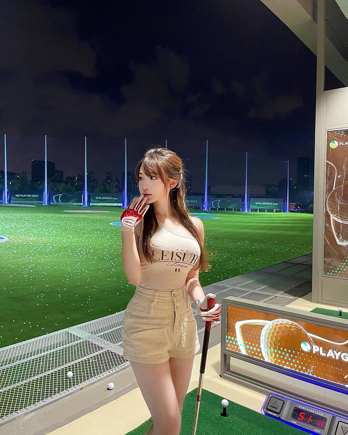 Nhiều người còn cho rằng Rollyn đứng bên cạnh thuỷ cung chẳng khác nào nàng tiên cá, đẹp kiêu sa, rực rỡ.