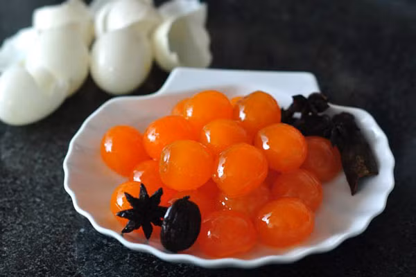 Thứ nhất, trứng muối, trứng ngâm đầu độc não, tổn thương não bằng chì. Trứng muối, trứng ngâm thường xuất hiện tại các bữa tiệc, có màu vàng sẫm hoặc xanh đậm, nhuộm màu giấm, màu mắm và có mùi vị đặc biệt. Nhưng loại thực phẩm này không được khuyến khích ăn thường xuyên. (Ảnh minh họa)