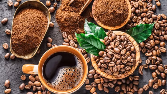 Một khi uống quá nhiều cà phê trong một khoảng thời gian ngắn, người dùng sẽ có cảm giác lo lắng, phấn khích và không thể đi vào giấc ngủ, gây ảnh hưởng trực tiếp đến hệ thống thần kinh, khiến não bộ quá tải, dần dần suy giảm chức năng.