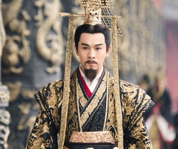 Người thứ 7 khiến Tần Thủy Hoàng ôm hận cả đời là Doanh Dị Nhân. Tần Thủy Hoàng căm hận cha được cho là vì khi trốn thoát khỏi Hàm Đan, nước Triệu, Doanh Dị Nhân và Lã Bất Vi không đưa 2 mẹ con Tần Thủy Hoàng đi cùng. Vì vậy, mẹ con Tần Thủy Hoàng phải chịu khổ cực trong suốt 10 năm làm con tin. Nỗi đau bị cha bỏ lại khiến Tần Thủy Hoàng đến lúc chết cũng không quên.