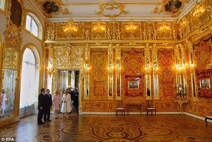 Thế nhưng, sau nhiều thập kỷ tìm kiếm, tung tích của Căn phòng hổ phách vẫn là một ẩn số khó giải. Liên quan đến sự việc này, một giả thuyết cho rằng, căn phòng có thể đã bị phá hủy trong Chiến tranh thế giới 2.