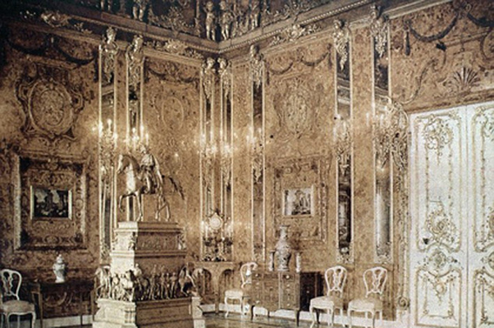 Nơi Đức quốc xã giấu căn phòng hổ phách có thể đã bị trúng bom đạn như nhiều nơi khác ở Königsberg. Vậy nên, căn phòng bị phá hủy và biến mất hoàn toàn khỏi Trái Đất. Do chỉ là giả thuyết nên nhiều chuyên gia hy vọng đây không phải là sự thật. Họ vẫn đi tìm căn phòng này với niềm tin nó có thể đã được Đức quốc xã chôn giấu ở nơi bí mật. Nếu kiên trì tìm kiếm, họ sẽ có thể sớm tìm được căn phòng hổ phách.