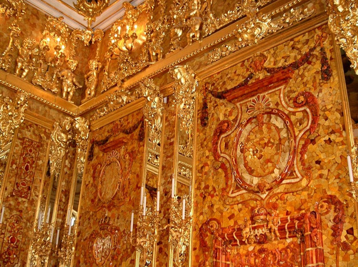 Theo giả thuyết này, Hồng quân Liên Xô và quân Đức quốc xã đã có cuộc giao tranh cam go, ác liệt tại Königsberg. Theo đó, thành phố này hứng chịu lượng lớn bom đạn. Hậu quả là nhiều công trình kiến trúc, đường sá bị phá hủy hoặc hư hại nghiêm trọng.