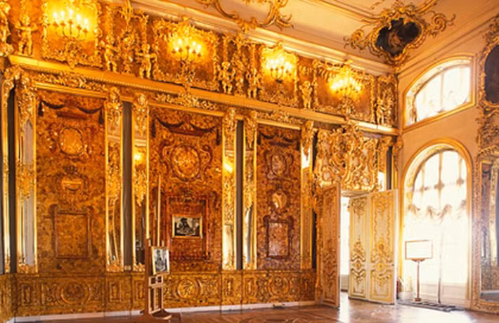 Theo đó, vào năm 1717, căn phòng được tháo rời và vận chuyển đến Nga. Được đặt tại cung điện Catherine ở Tsarskoye Selo, gần St.Petersburg, căn phòng hổ phách được hoàng gia Nga mở rộng và trang trí thêm nhiều bảo vật khác trong một diện tích hơn 55m2 với 12 bức vách, 12 cột trụ.