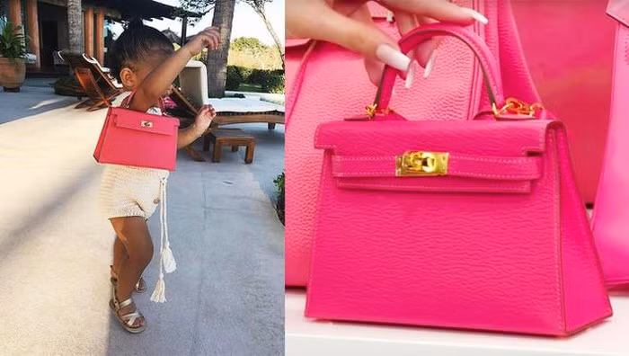 Khi vừa lên một tuổi, Stormi đã sở hữu túi xách Hermès Kelly phiên bản mini màu hồng đậm. Đây là quà của Kourtney Kardashian nhân dịp Giáng sinh.