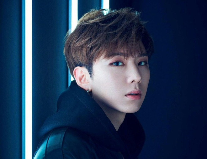 Kihyun (Monsta X) - tát mạnh vào mặt: Vỗ nhẹ để tốc độ thẩm thấu được tốt hơn là điều khá thường thấy trong các tài liệu hướng dẫn chăm sóc da của người Hàn Quốc. Nhưng đối với Kihyun, vỗ được cho là quá nhẹ khi sử dụng serum hay những dung dịch có dạng đặc khác. Ảnh: @kikime.
